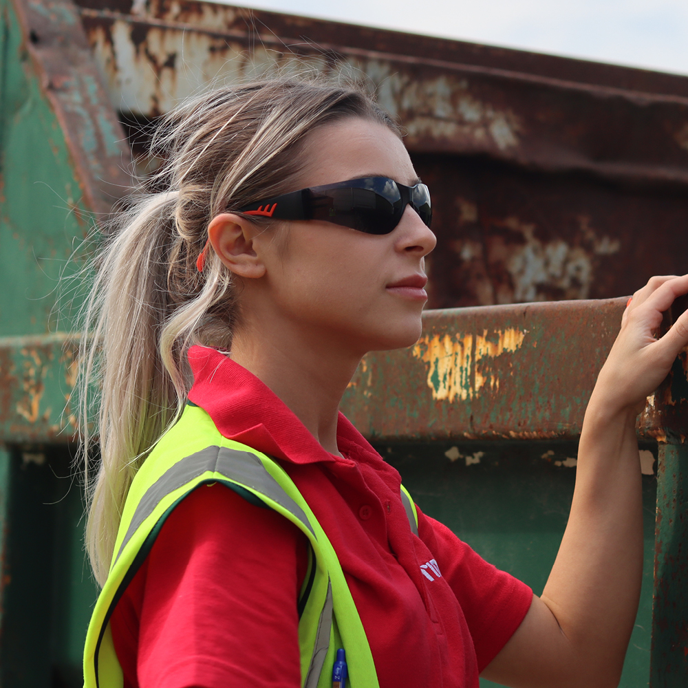 ppe5Ccomfort-safety-glasses-smoke_lifestyle.jpg TIMCO Comfort Safety Glasses Smoke - One Size - Image 1
